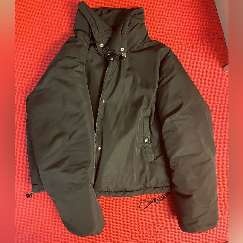 Urban outfitters BDG women’s cropped puffer coat, size medium